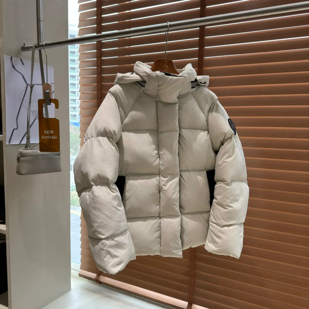 P780 Style No. Y110 𝗖𝗔𝗡𝗔𝗗𝗔 𝗚𝗢𝗢𝗦𝗘｜Canada Goose 𝗝𝘂𝗻𝗰𝘁𝗶𝗼𝗻Capsule Short Down Jacket/Ouyang Nana Generation 𝗦𝗶𝘇𝗲: 𝗫𝗦 𝗦 𝗠 𝗟 𝗫𝗟 Product color: black, white
